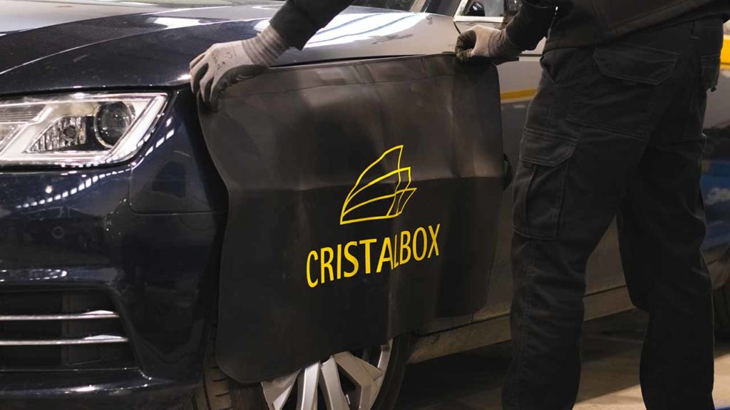 Protección del interior y el exterior del vehículo con la sustitución de lunas en Cristalbox.
